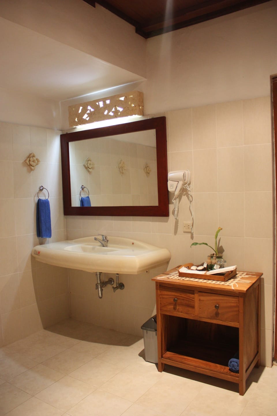 Deluxe Room | Bathroom | Free toiletries, hair dryer, towels