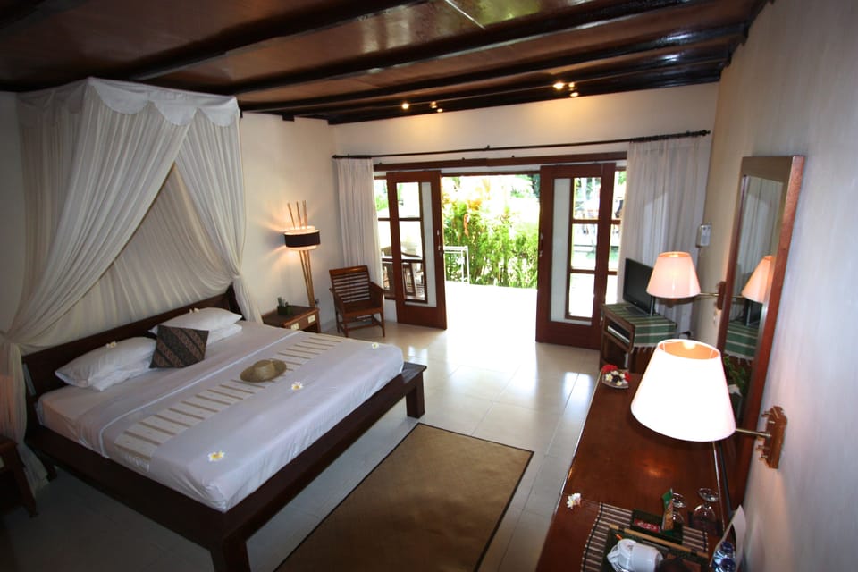 Deluxe Room | Minibar, desk, laptop workspace, blackout drapes