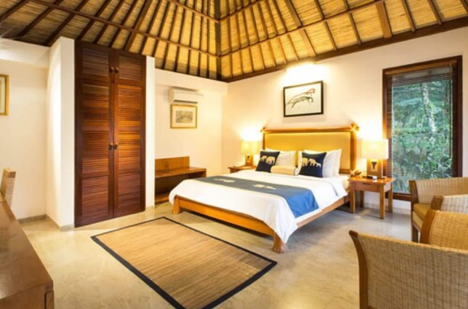 Deluxe Room, Garden View | Minibar, in-room safe, desk, blackout drapes