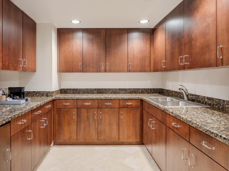Fridge, coffee/tea maker