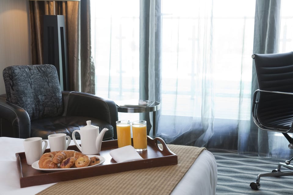 Premium Room, 1 King Bed, River View | Hypo-allergenic bedding, in-room safe, desk, blackout drapes