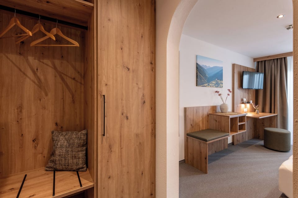 Premium Double Room | Desk, laptop workspace, WiFi (free), alarm clocks