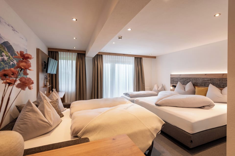 Deluxe Room | Desk, laptop workspace, free WiFi, bed sheets