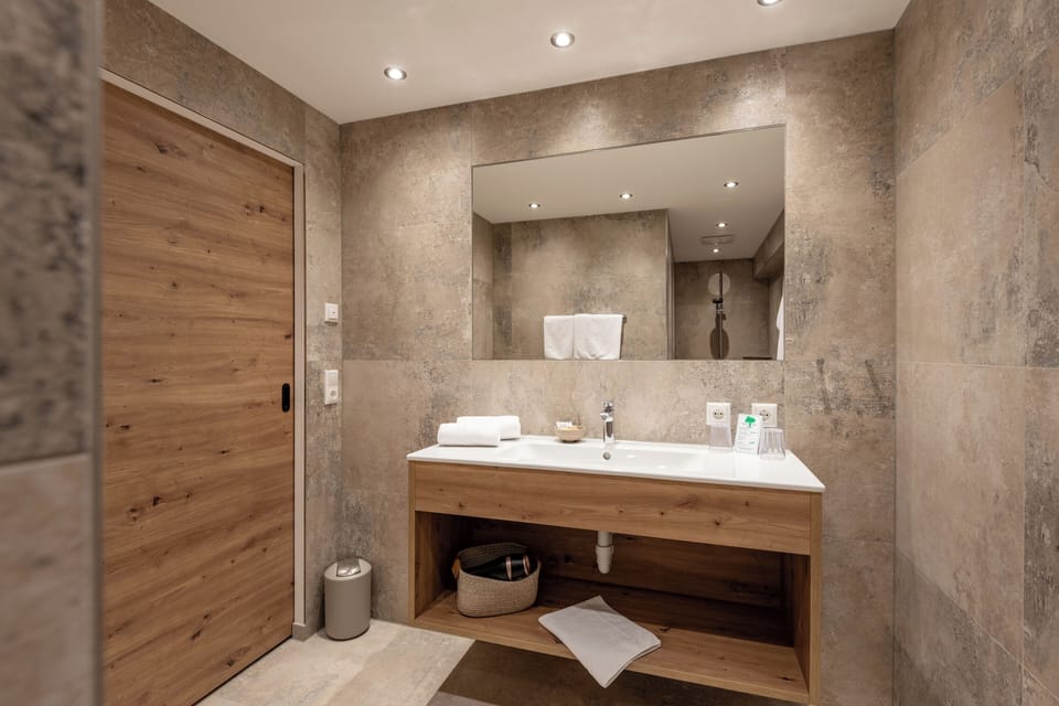 Deluxe Room | Bathroom | Shower, free toiletries, hair dryer, heated floors