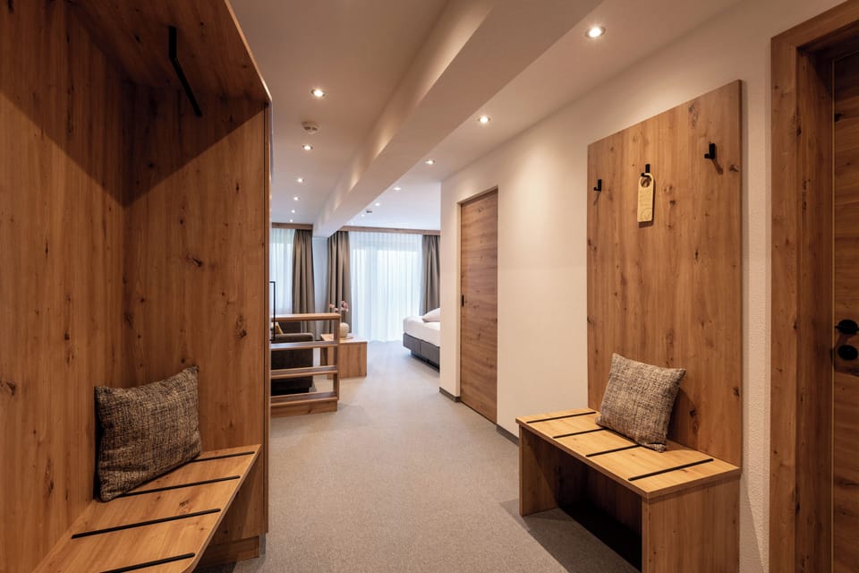 Deluxe Room | Desk, laptop workspace, WiFi (free), alarm clocks