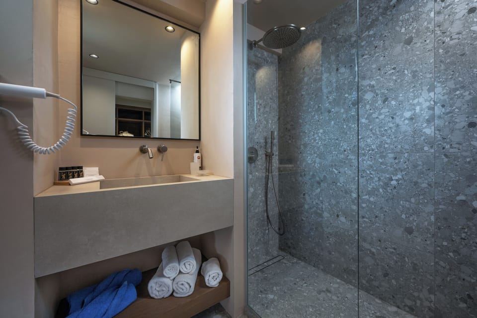 Comfort Bungalow | Bathroom | Shower, rainfall showerhead, free toiletries, hair dryer