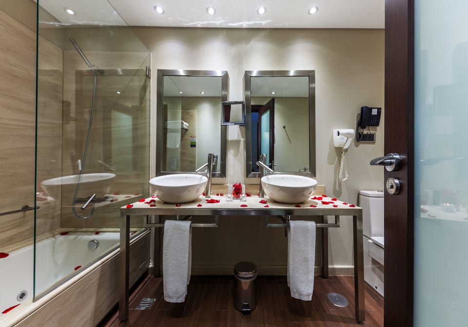 Romantic Double Room | Bathroom | Deep soaking tub, hair dryer, bidet, towels