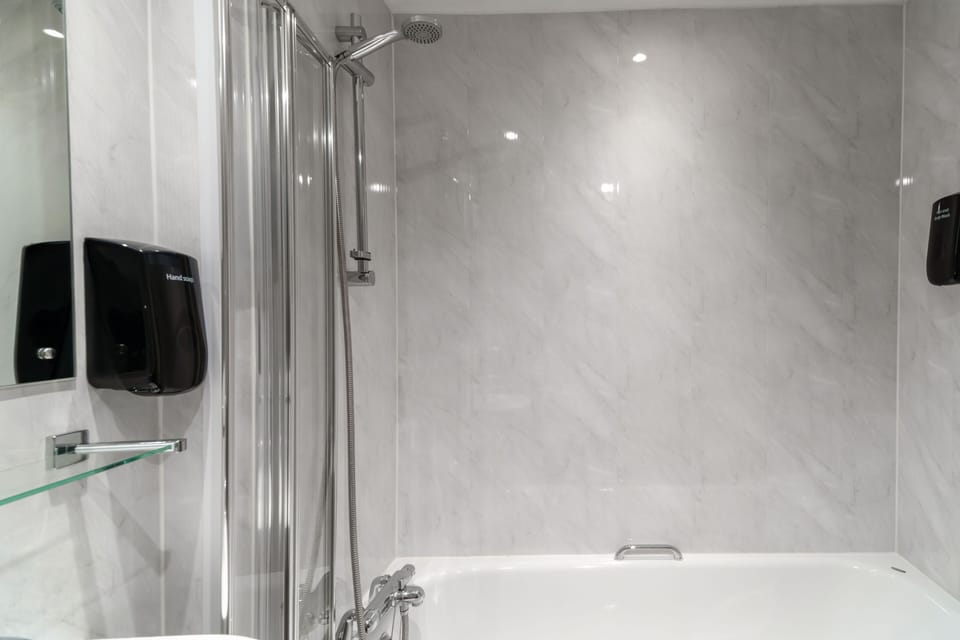 Single Room | Bathroom | Free toiletries, hair dryer, towels