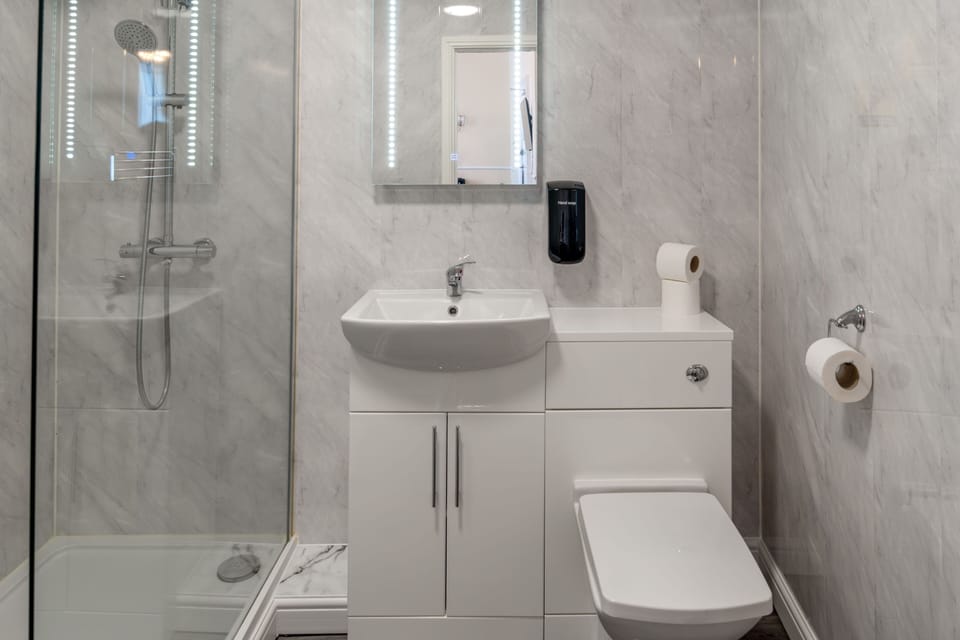 Twin Room with Sea View | Bathroom | Free toiletries, hair dryer, towels