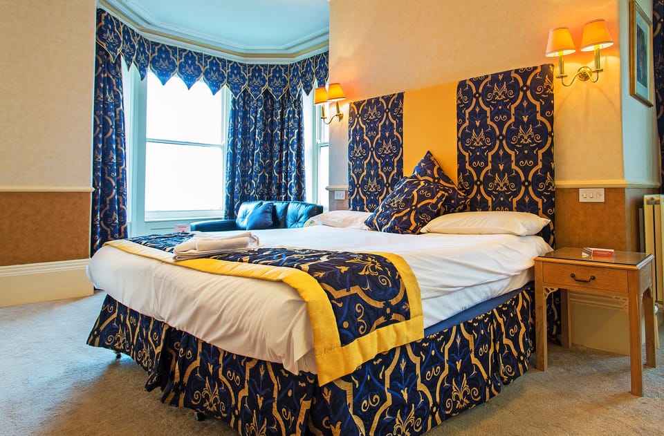 Double Room with Sea View | Desk, iron/ironing board, free WiFi, bed sheets