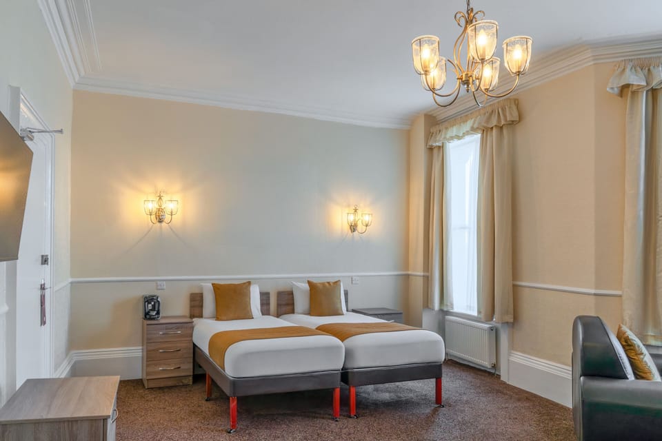 Twin Room with Sea View | Desk, iron/ironing board, free WiFi, bed sheets