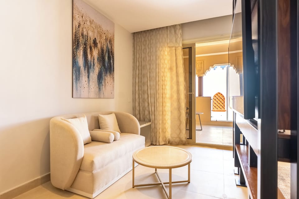 Jacuzzi Suite | Minibar, in-room safe, individually decorated, individually furnished