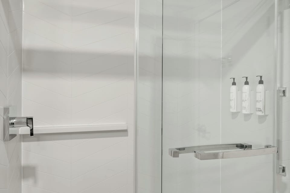 Combined shower/tub, hair dryer, towels