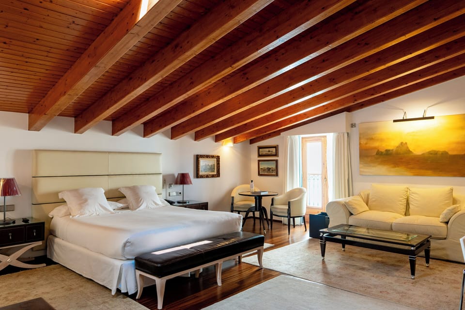 Junior Suite (Bath with jets) | Minibar, in-room safe, desk, laptop workspace