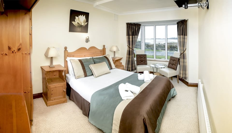 Double Room with Ensuite | Desk, free cribs/infant beds, free WiFi, bed sheets