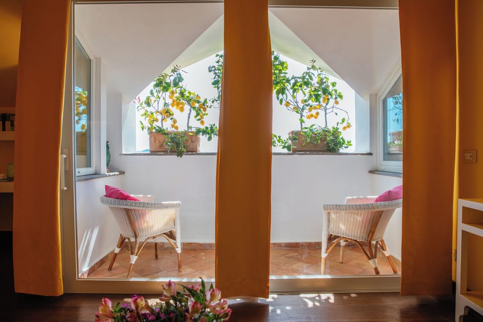 Suite | Minibar, in-room safe, individually decorated, individually furnished