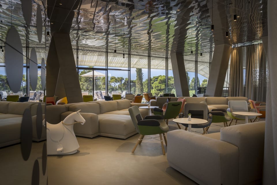 Lobby lounge