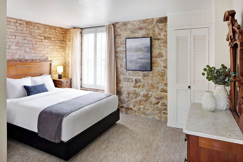 Petite Queen | Premium bedding, down comforters, iron/ironing board, free WiFi
