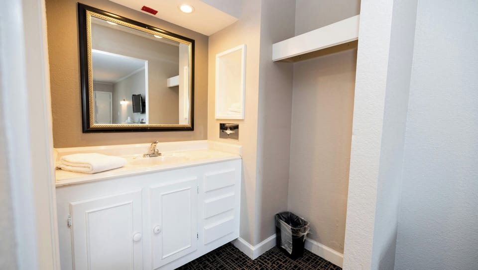 Combined shower/tub, free toiletries, towels