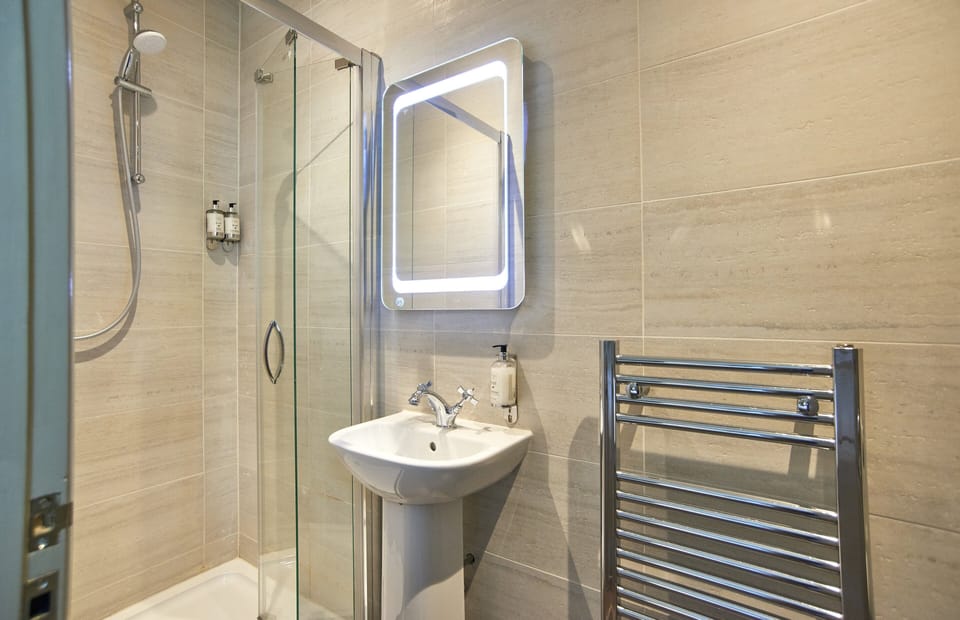 Combined shower/tub, free toiletries, hair dryer, towels