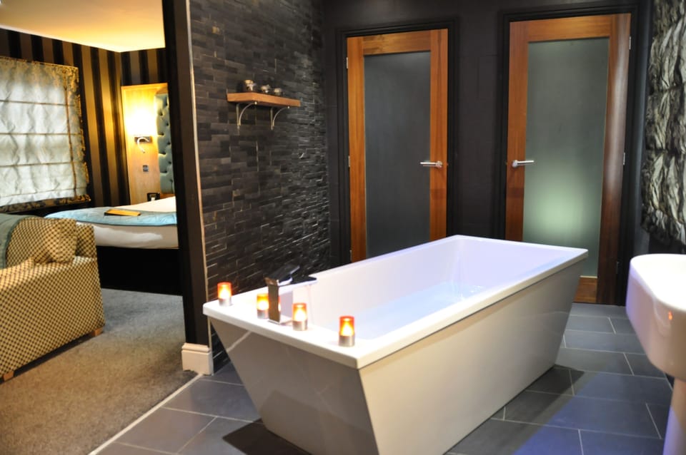 Combined shower/tub, free toiletries, hair dryer, towels