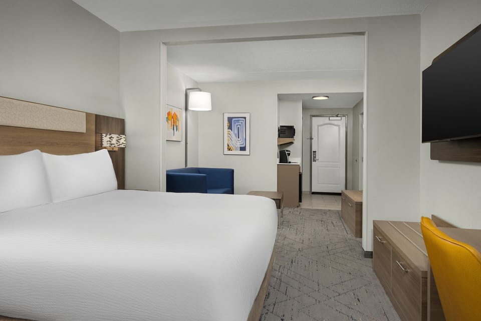 Suite, 1 King Bed | Desk, blackout drapes, iron/ironing board, cribs (free)