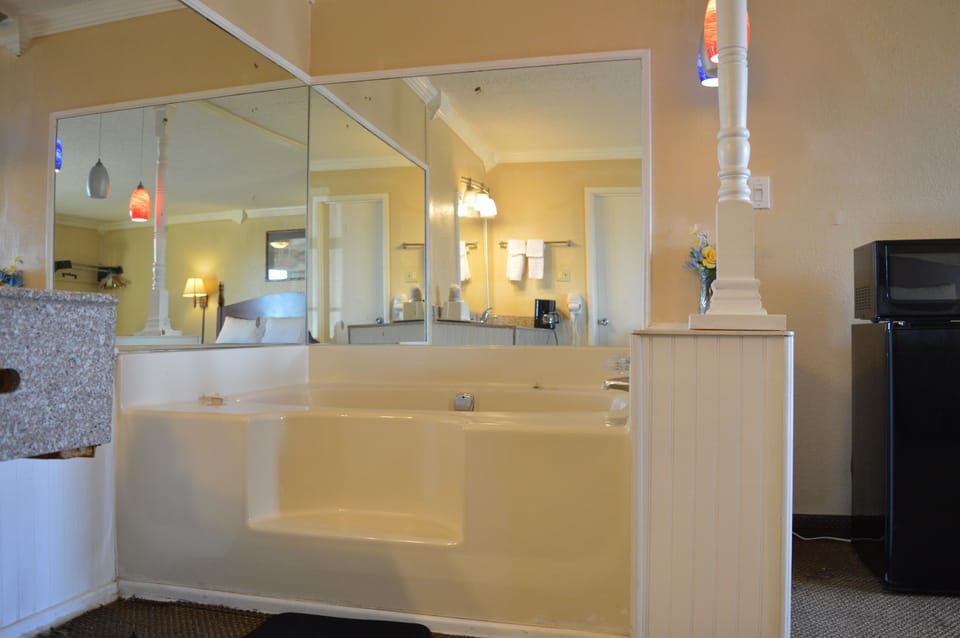 Suite, Bathtub | Iron/ironing board, alarm clocks, bed sheets