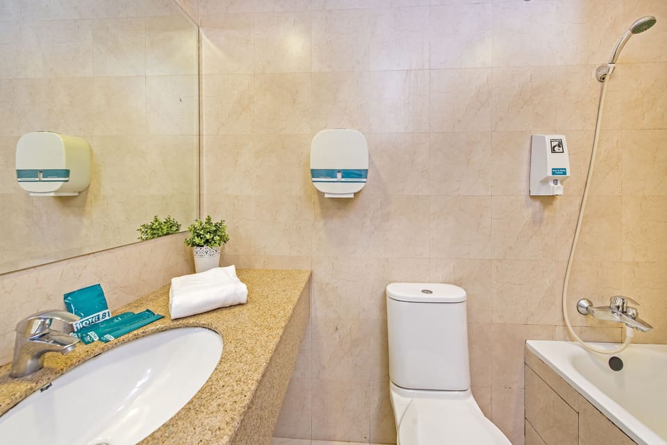 Triple Room | Bathroom | Combined shower/tub, free toiletries, hair dryer, towels
