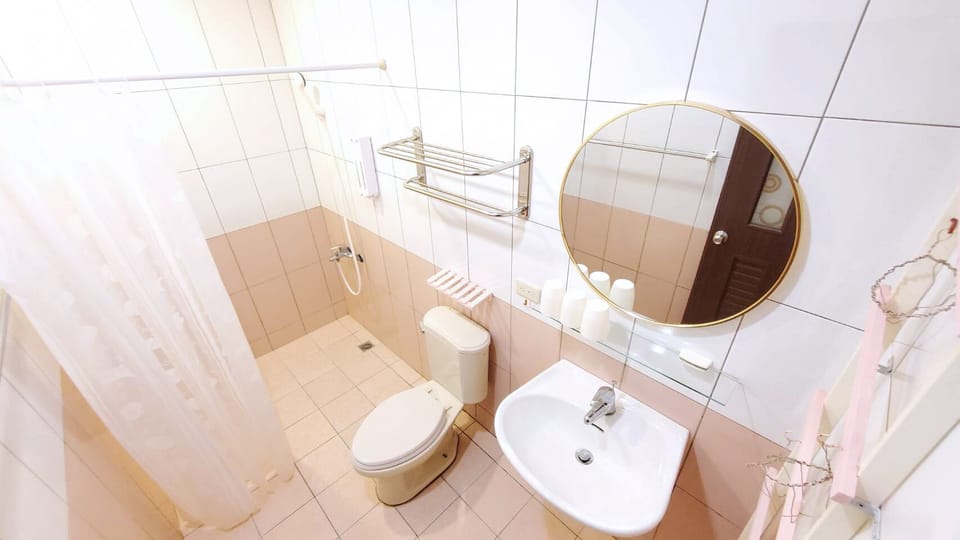 Comfort Quadruple Room | Bathroom | Shower, free toiletries, hair dryer, slippers