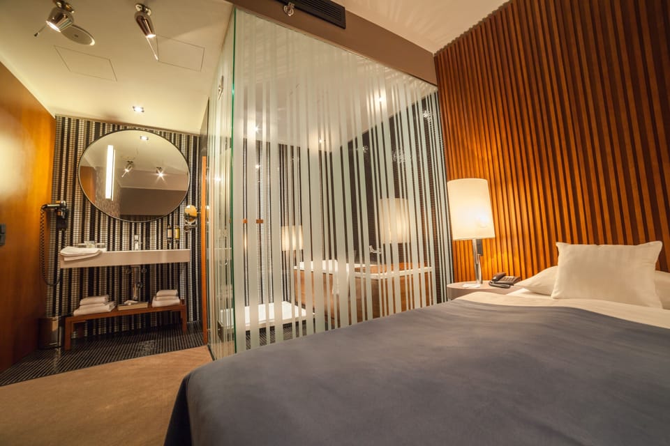 Deluxe Room | Hypo-allergenic bedding, minibar, in-room safe, desk