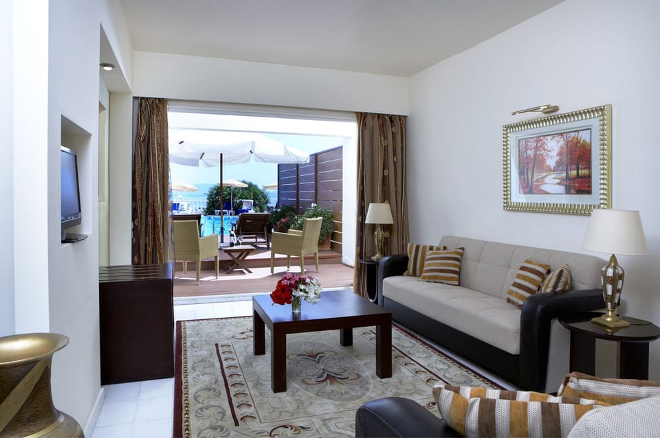 Suite, Poolside | Living area | TV, foosball, table tennis