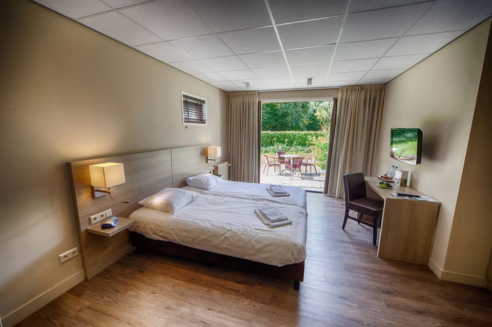 Spacious comfort double room with terrace | Cribs/infant beds, rollaway beds, free WiFi