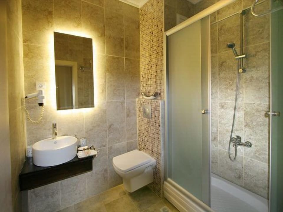 Shower, hair dryer, slippers, bidet