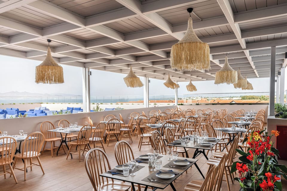 2 restaurants, breakfast, lunch, dinner served; international cuisine