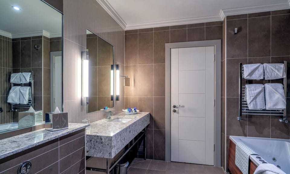 Executive Junior Suite Penthouse | Bathroom | Combined shower/tub, free toiletries, hair dryer, towels