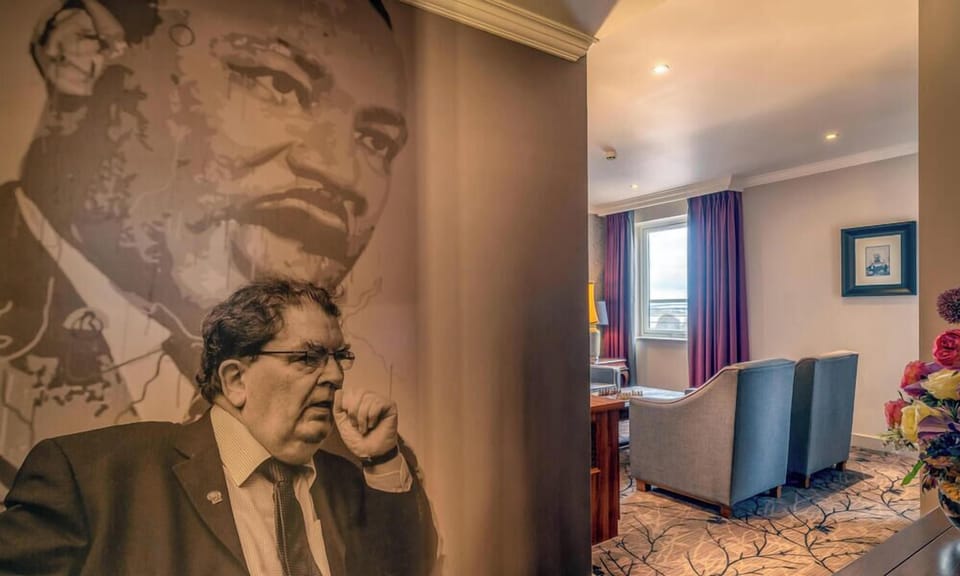 Executive Junior Suite Penthouse | Living area | Flat-screen TV