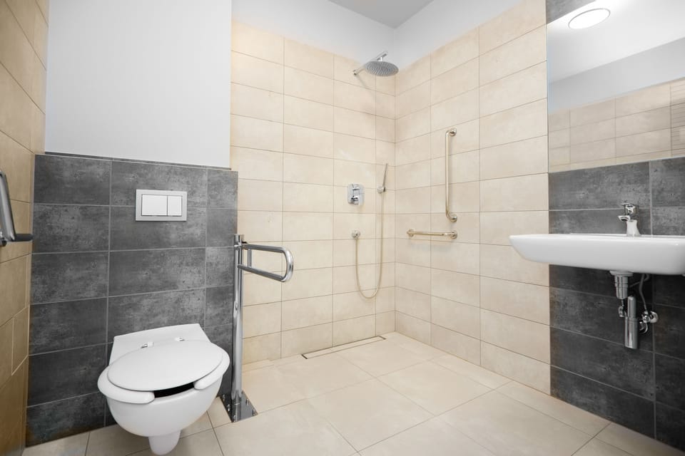 Double Room, Accessible | Bathroom | Shower, free toiletries, hair dryer, towels