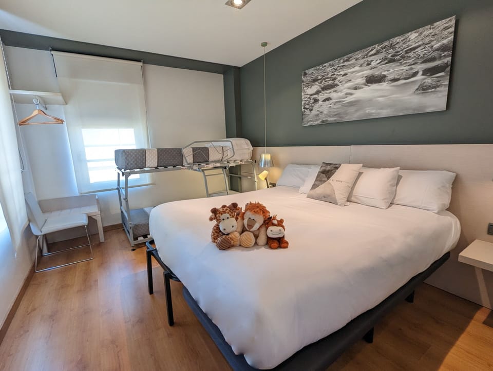 Quadruple Room | In-room safe, blackout drapes, free WiFi, bed sheets