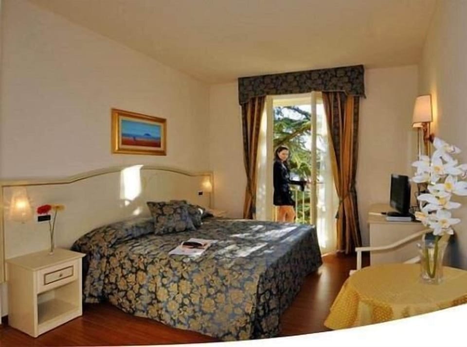 Superior Double or Twin Room | In-room safe, desk, soundproofing, WiFi (free)