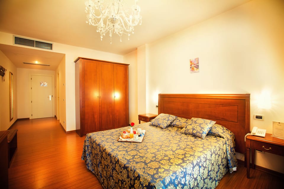 Superior Quadruple Room | In-room safe, desk, soundproofing, WiFi (free)