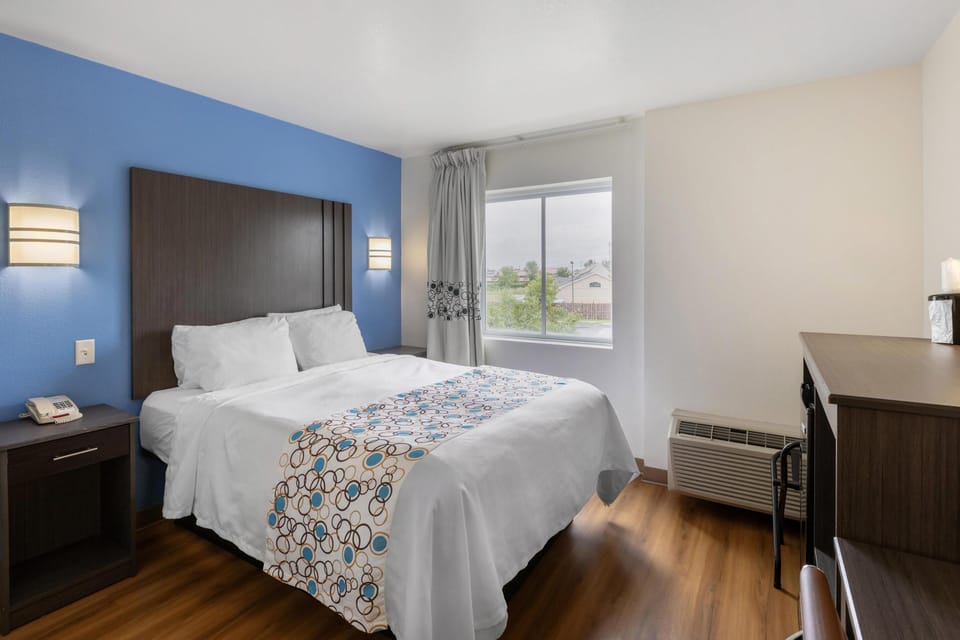 Standard Room, 1 Queen Bed, Non Smoking, Refrigerator & Microwave | Desk, laptop workspace, iron/ironing board, free WiFi
