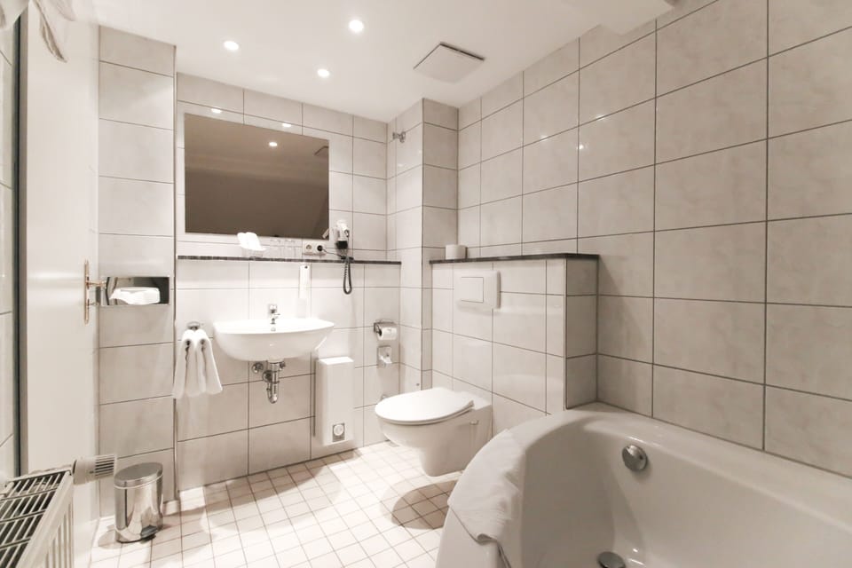 Family Double Room, Non Smoking | Bathroom | Eco-friendly toiletries, hair dryer, towels