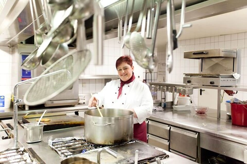 2 restaurants, lunch, dinner served; Regional cuisine
