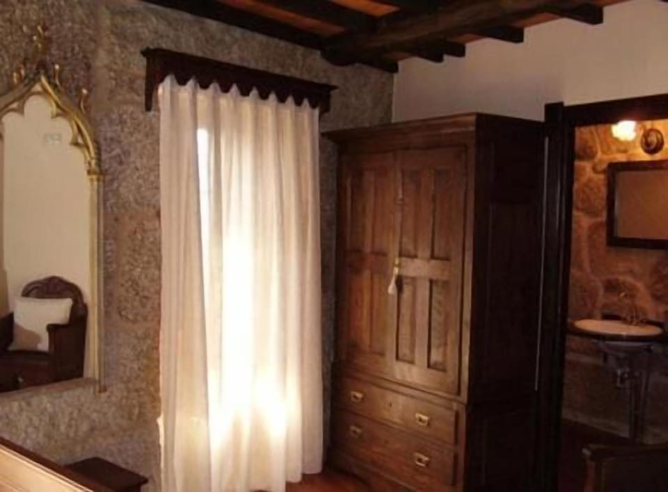 Free cribs/infant beds, rollaway beds, bed sheets