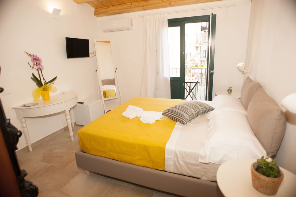 Comfort Quadruple Room | Desk, soundproofing, free cribs/infant beds, free WiFi