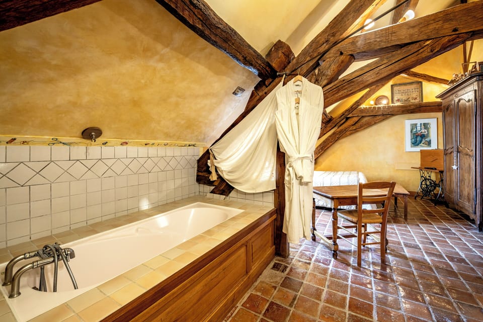 Chambre Double Superieure | Bathroom | Free toiletries, hair dryer, bathrobes, towels