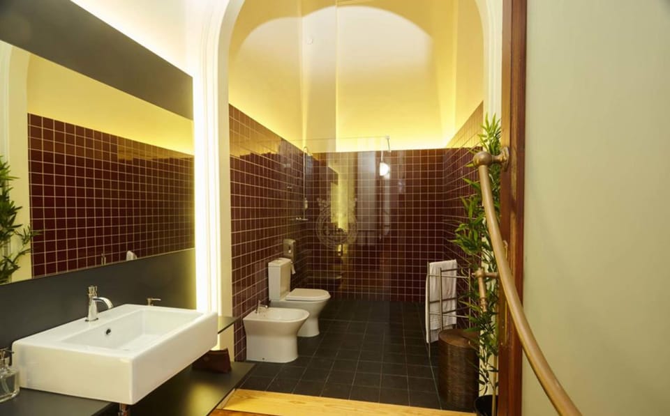 Family Suite, Private Bathroom | Bathroom | Shower, towels