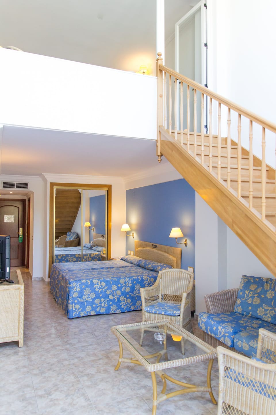 Family Room, Pool View | Minibar, in-room safe, desk, bed sheets