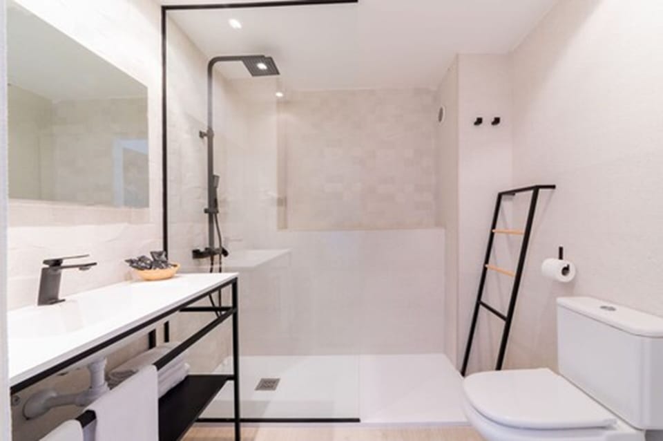 Bathtub, free toiletries, hair dryer, bidet