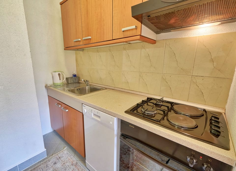 Comfort Apartment, Multiple Bedrooms, Mountain View | Private kitchen | Coffee/tea maker, full-size fridge, oven, stovetop